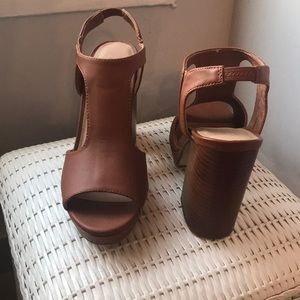 Summer heels! Perfect for this warm weather!